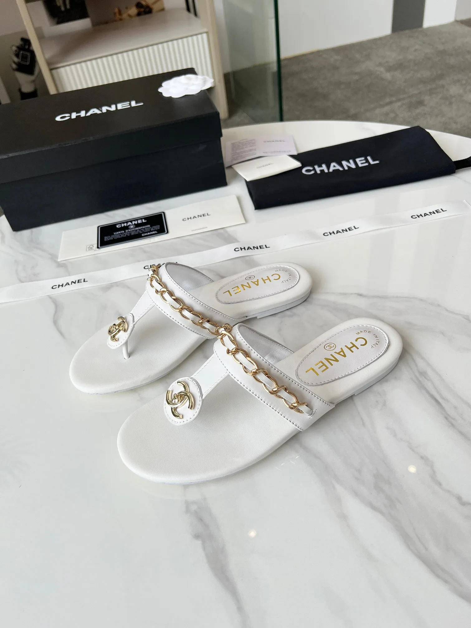 👟👟Ex-factory price 440👟👟 CHANEL｜Xiaoxiang 25 spring and summer new product Double C chain series flip-flops and sandals. Chain sandals are this year's big hit. I have been impressed by their beauty, casual and natural, and have the classic dominance of Xiangjia. From leather to hardware, the upper foot is comfortable and stylish. The fabric is made of imported lambskin, the lining is silk sheepskin, and the Italian genuine leather outsole Code number: 35-39 (40/41 customized)